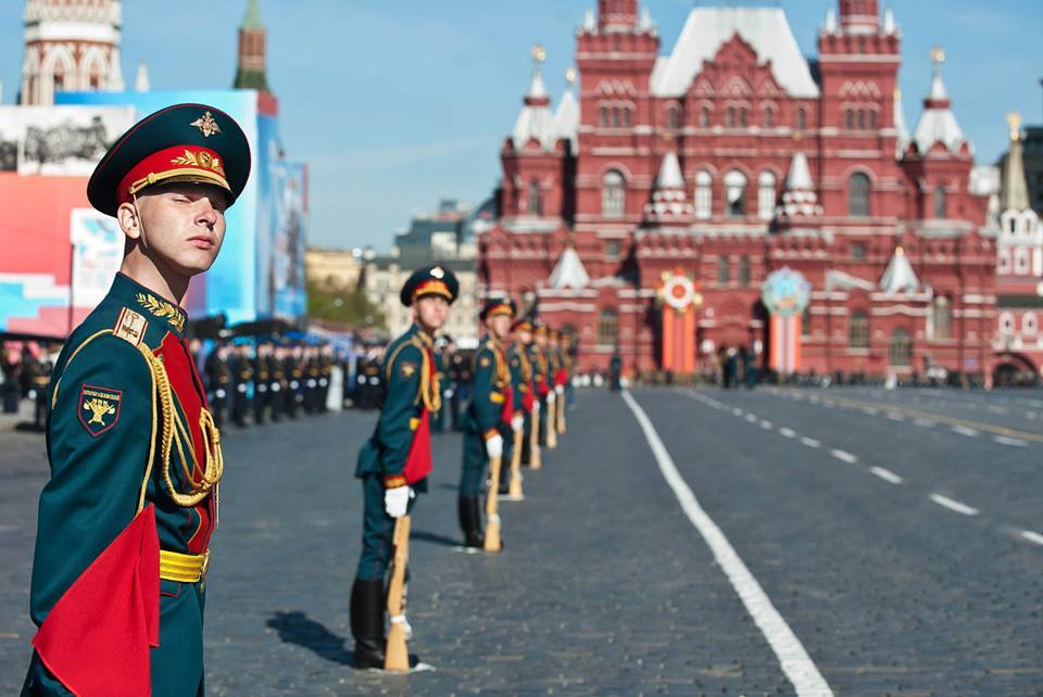 5 мая красная. Рота почетного караула на красной площади. Почётный караул России красная площадь. Рота почётного караула в Москве красная площадь. Почетный караул 9 мая.